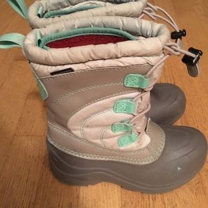 Kids North Face Size 1 boots.